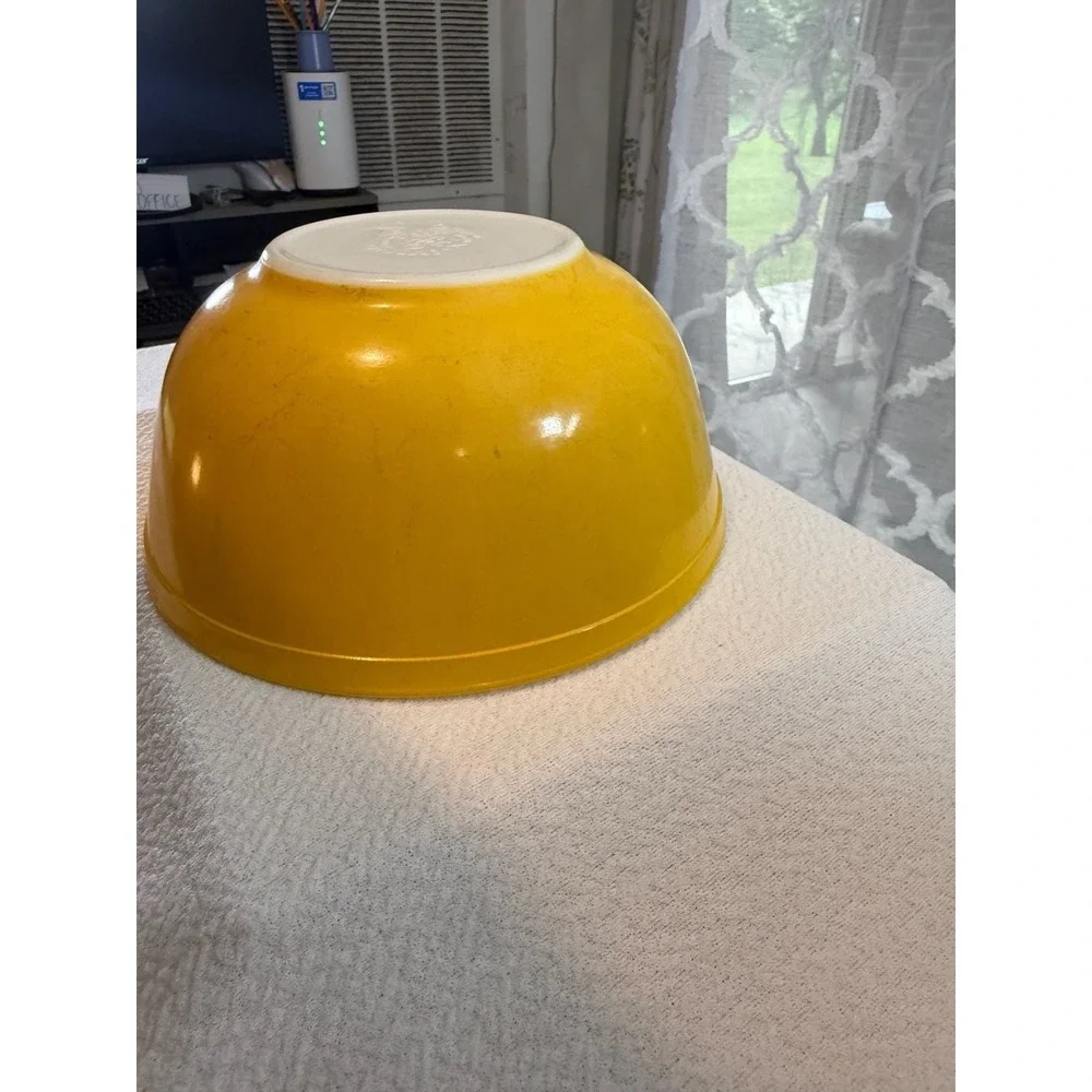 Vintage Pyrex Yellow Mixing Bowl Model 403 - 2 1/2 Qt.